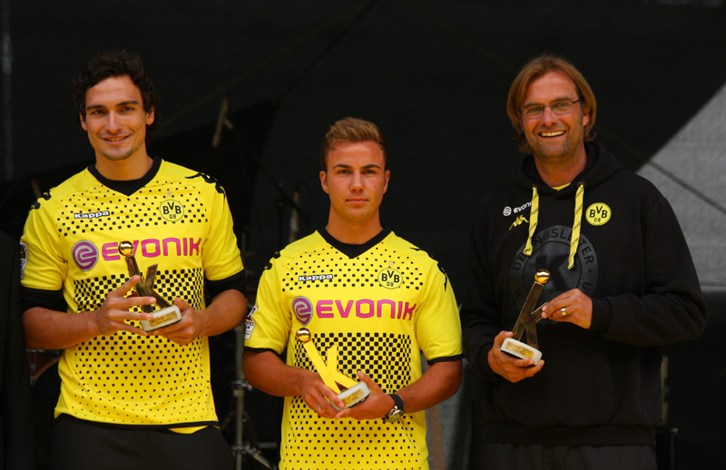 Mats Hummels, Mario GÃ¶tze und JÃ¼rgen Klopp mit ihren Auszeichnungen
