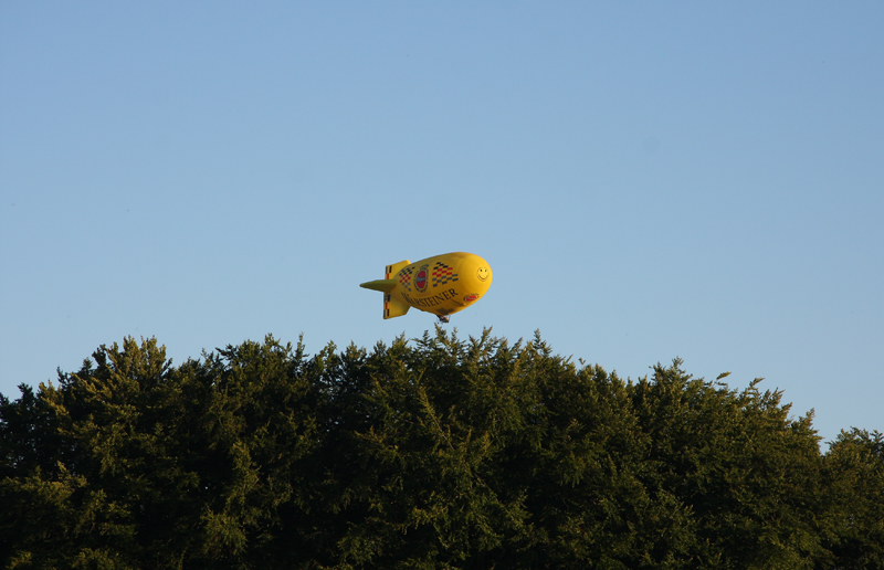 Zeppelinflug bei blauem Himmel
