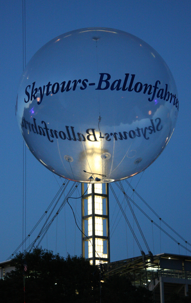 Halb Stadion, halb Ballon 
