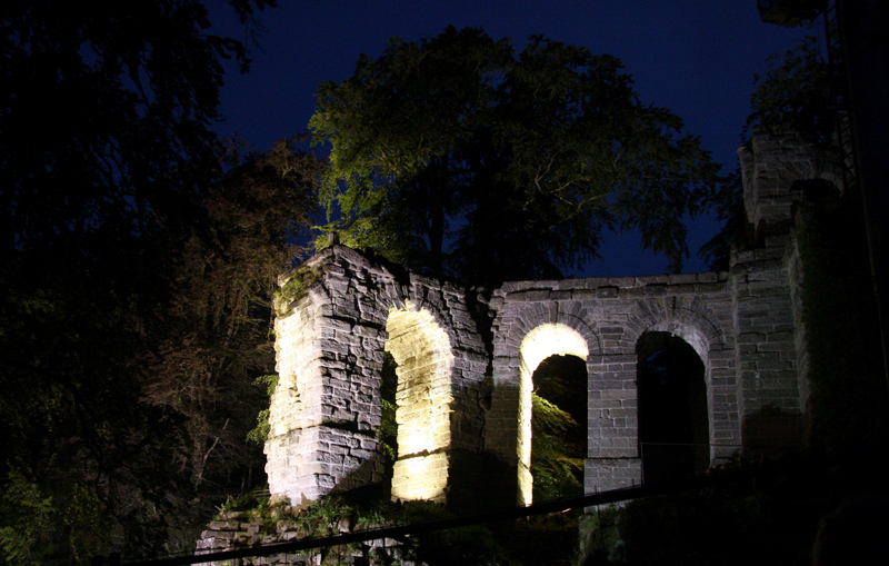 Das AquÃ¤dukt im Bergpark WilhelmshÃ¶he bei Nacht
