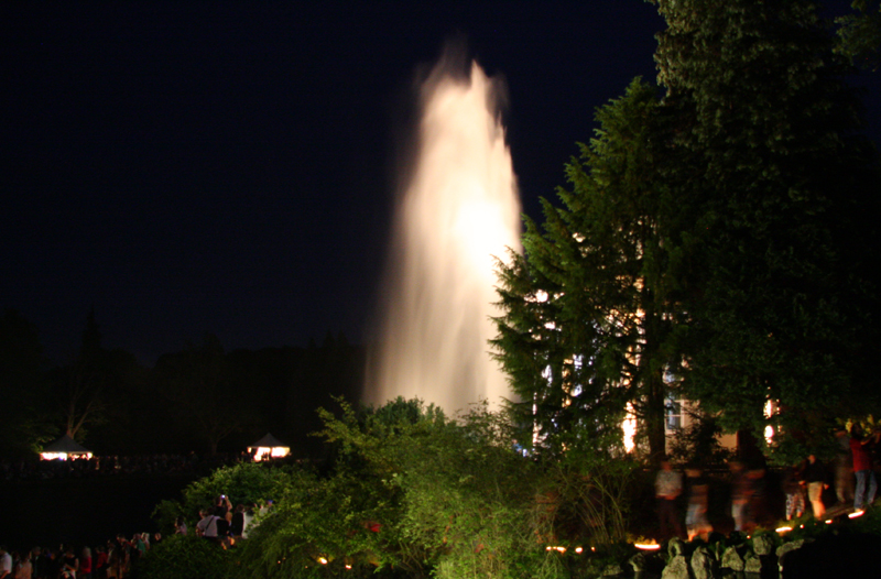 Zum Abschluss der Wasserspiele die 12 Meter hohe FontÃ¤ne
