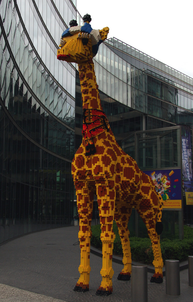 Lego-Giraffe mit WM-Schal vor dem Sony-Center
