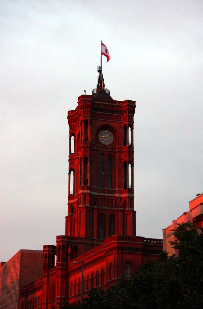 Das rote Rathaus macht dem Namen alle Ehre

