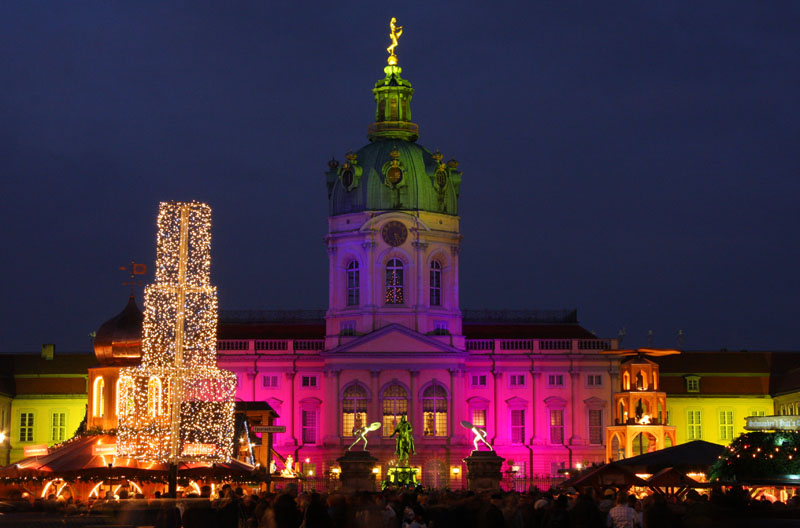 Festlich angestrahltes Schloss Charlottenburg
