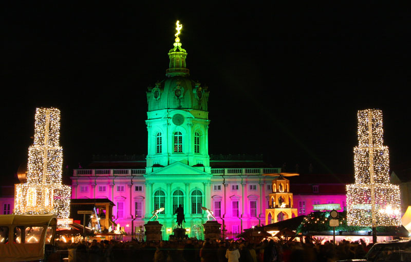 Festlich angestrahltes Schloss Charlottenburg
