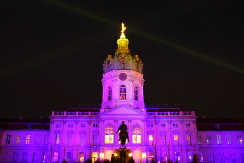 Festlich angestrahltes Schloss Charlottenburg
