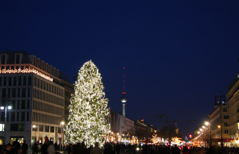 Am Pariser Platz mit Blick auf den Fernsehturm
