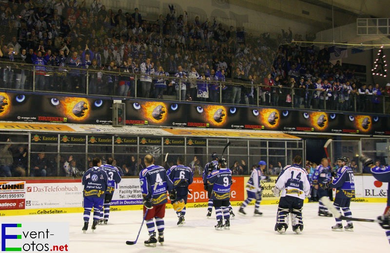 Nach dem Spiel artig bei den besten Fans der Welt bedanken
