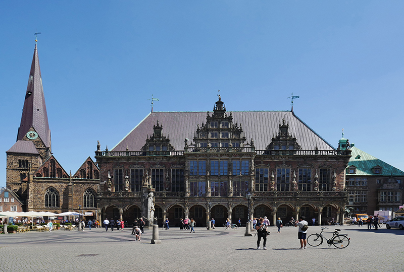 Unser lieben Frauen Kirche (links) und Bremer Rathaus 
