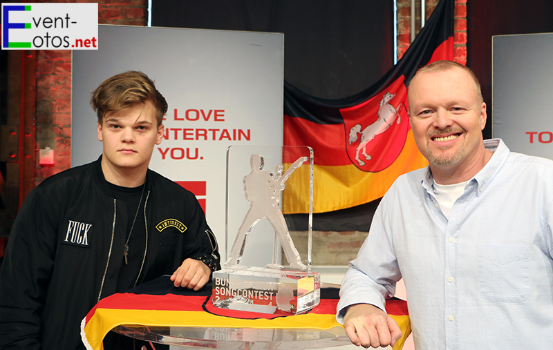 Stefan Raab stellt mit dem NiedersÃ¤chsischen Vertreter "Sierra Kid" die SiegertrophÃ¤e vor
