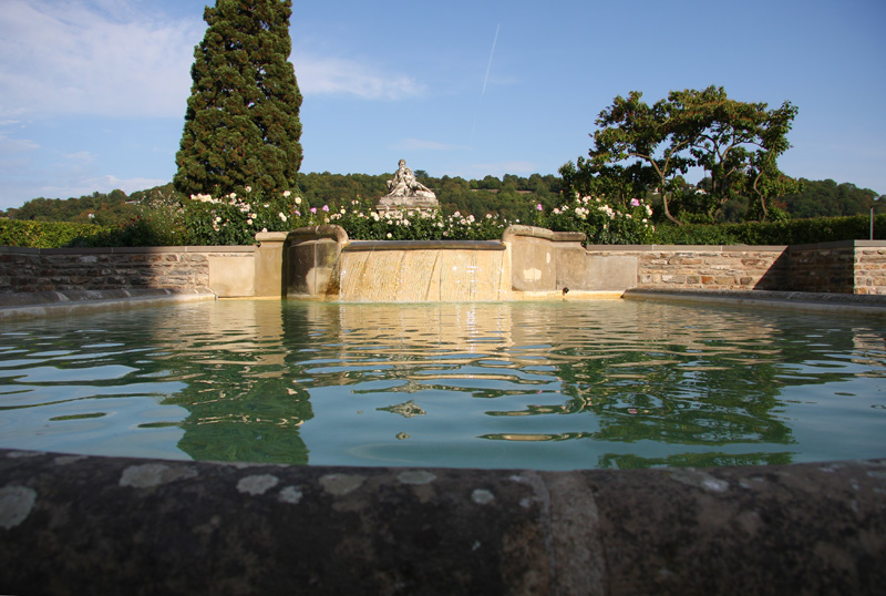 Brunnen zwischen SchloÃŸ und Rhein
