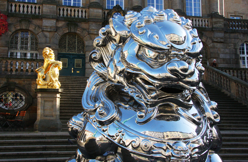 Neuer (silber) und alter (gold) Löwe vor dem Rathaus
