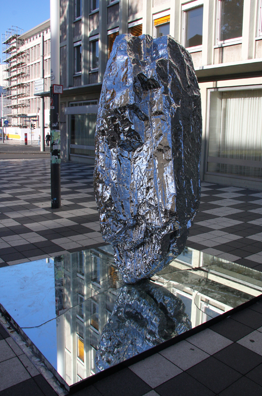 Zhan Wang - "Fallender Stein", TreppenstraÃŸe Ecke Scheidemannplatz
