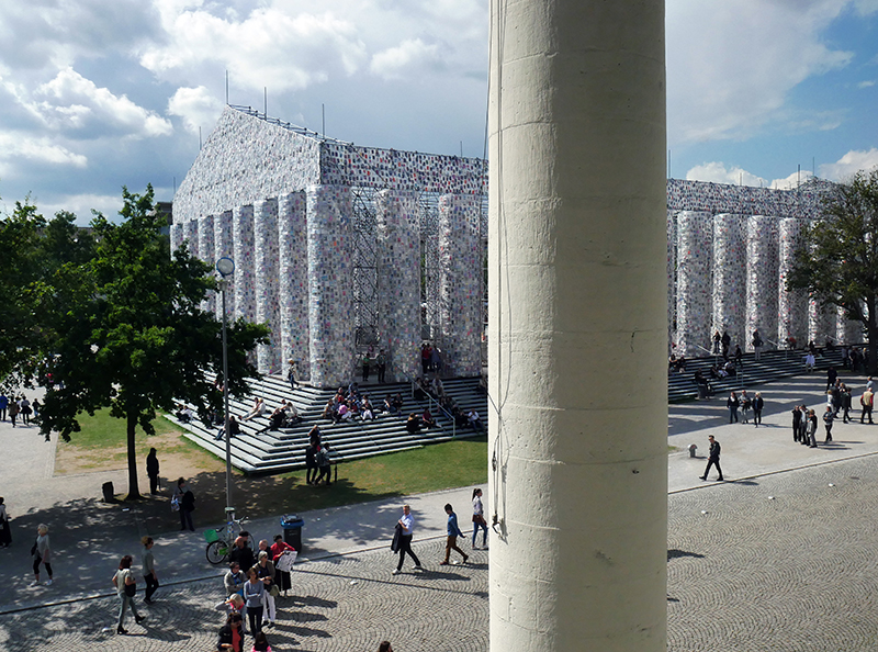 Blick aus dem Friedericianum zum Parthenon
