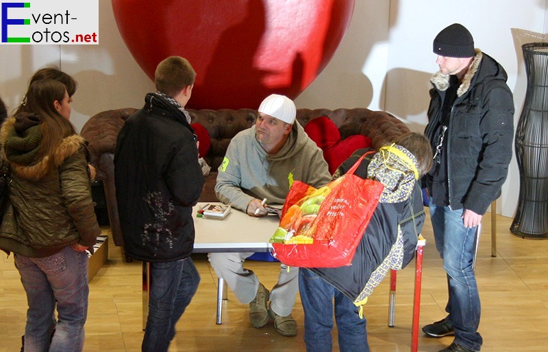 DJ Ã–tzi beim Autogramme schreiben
