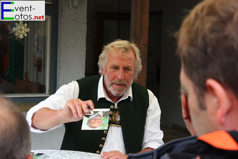 Hermann Giefer als Martin Kirchleitner beim Autogramme schreiben
