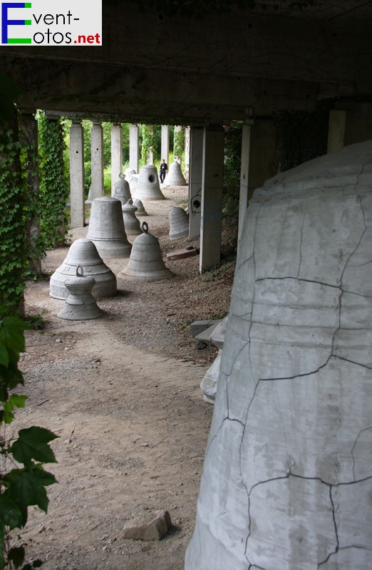 Adrian Villar Rojas - "Glocken" - Weinbergterrassen
