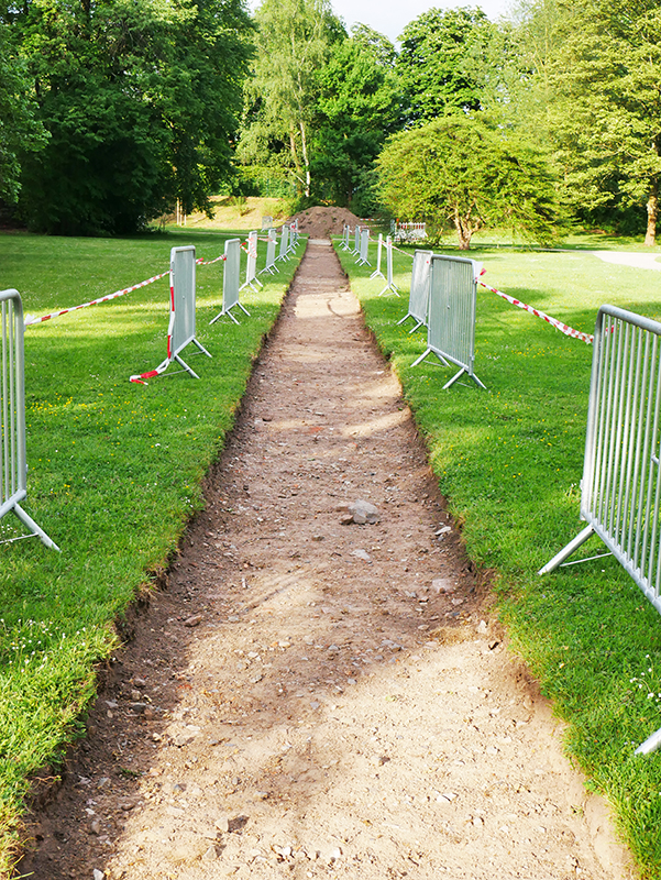 "Ruderal society, Excavaiting a garden" im Aufbau - Karlsaue (Lois Weinberger)
