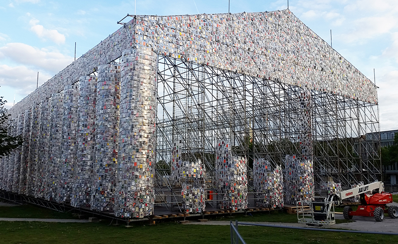 "Parthenon der BÃ¼cher" im Aufbau - Friedrichsplatz (Marta Minoujin)
