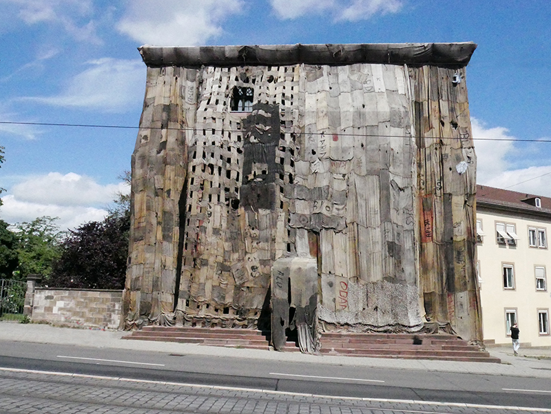 "VerhÃ¼llte Torwache" - BrÃ¼der-Grimm-Platz (IbrahimMahama)
