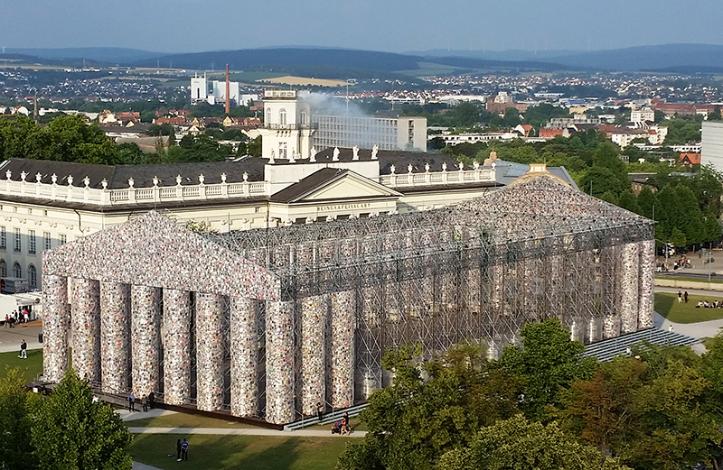 "Parthenon der BÃ¼cher" - Friedrichsplatz (Marta Minoujin) mit rauchendem Zwehrenturm (Expiration Movement) am Friedrichsplatz von Daniel Knorr
