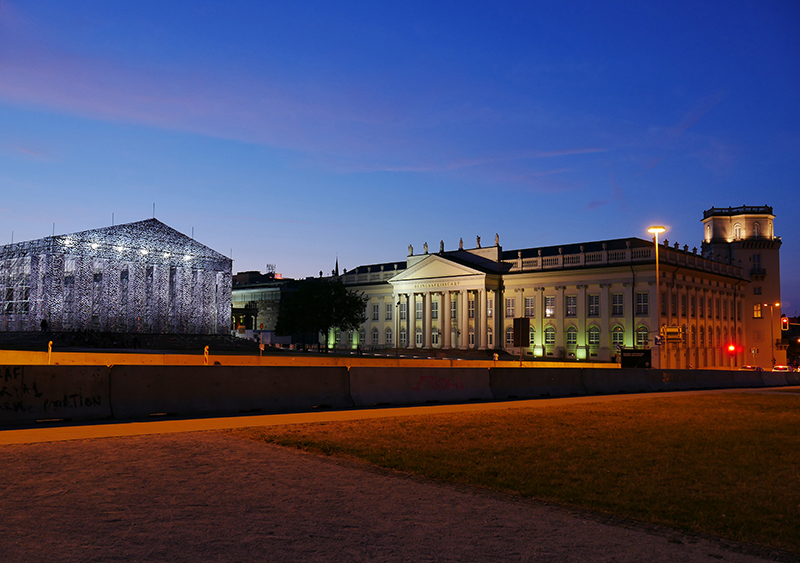 "Parthenon der BÃ¼cher" mit Friedericianum by Night - Friedrichsplatz (Marta Minoujin)
