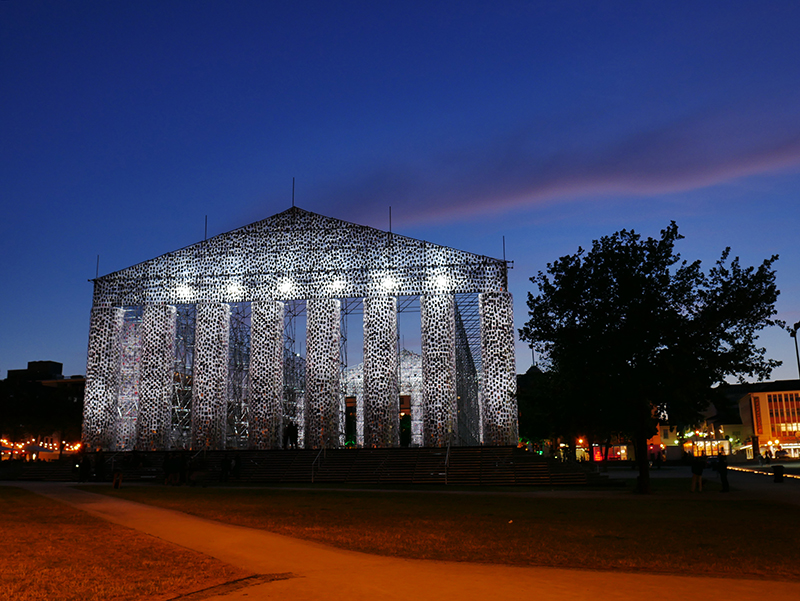 "Parthenon der BÃ¼cher by Night" - Friedrichsplatz (Marta Minoujin)  
