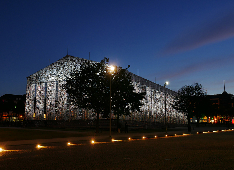 "Parthenon der BÃ¼cher" by Night - Friedrichsplatz (Marta Minoujin)
