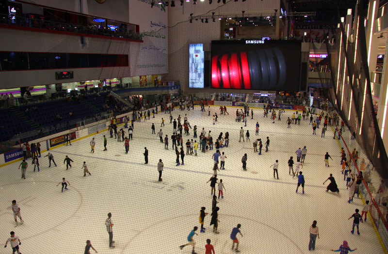 Eine EisflÃ¤che in olympischer GrÃ¶ÃŸe im Untergeschoss der Dubai-Mall
