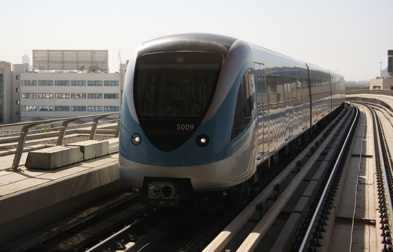 Metro bei der Einfahrt in die Haltestelle
