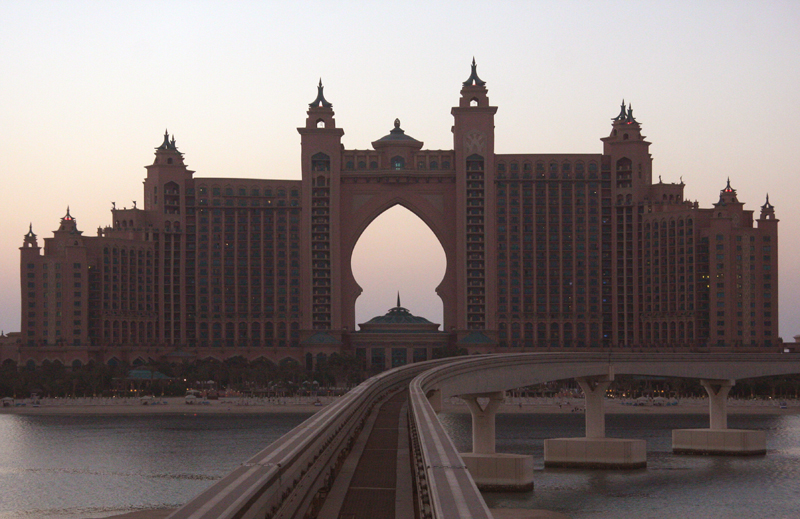 Hotel Atlantis aus Sicht der Monorail - eine Einschienenbahn, die Ã¼ber den gesamten "Stamm" der Palme fÃ¤hrt
