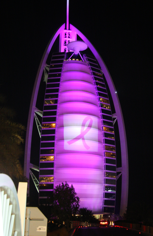 Burj al Arab in farbigem Licht 
