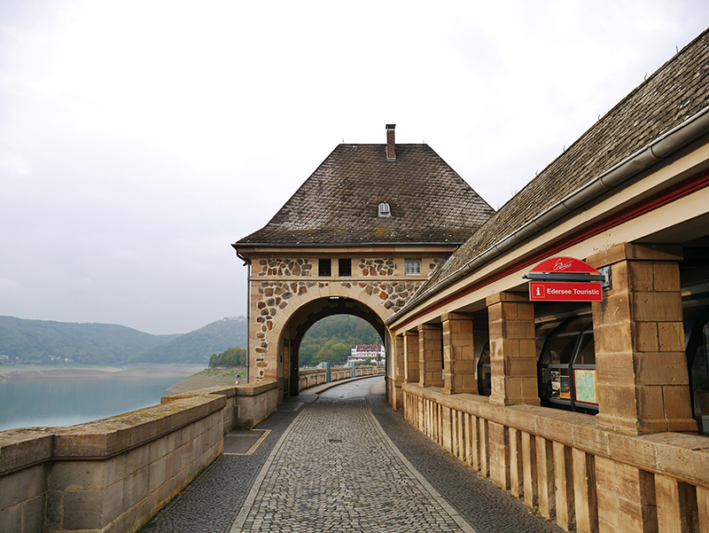 Auf der Staumauer
