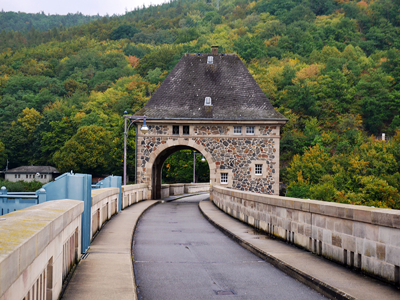 Auf der Staumauer
