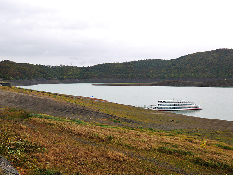 Blick Ã¼ber den leeren Edersee
