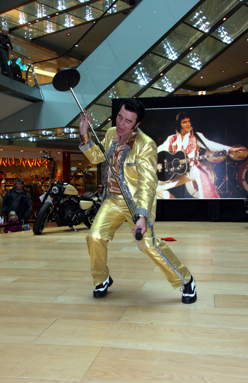 Performance eines der vielen Elvis-Imitatoren
