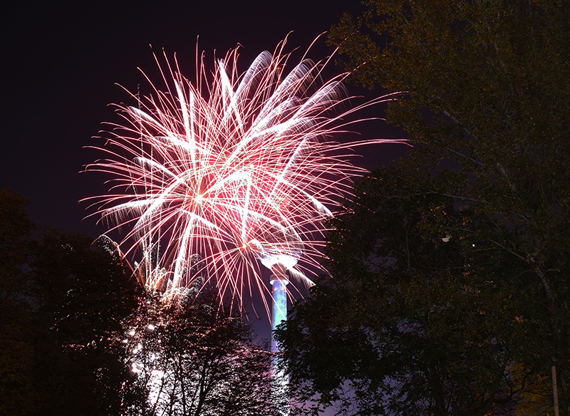 Feuerwerk vor dem Fernsehturm Alex
