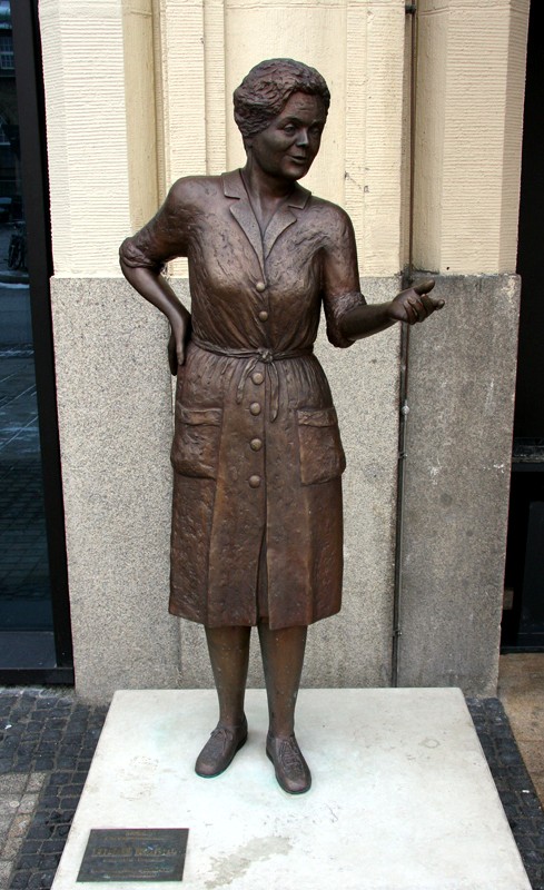 Zu Ehren der groÃŸen Heidi Kabel - Denkmal am Theater
