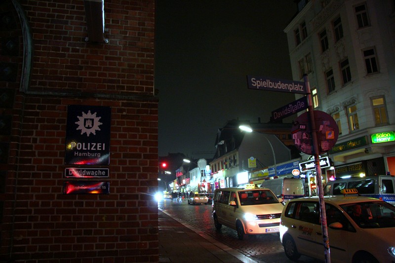 An der Reeperbahn, Ecke DavidstraÃŸe - Die wohl bekannteste Polizeistation Deutschlands, "Davidwache"
