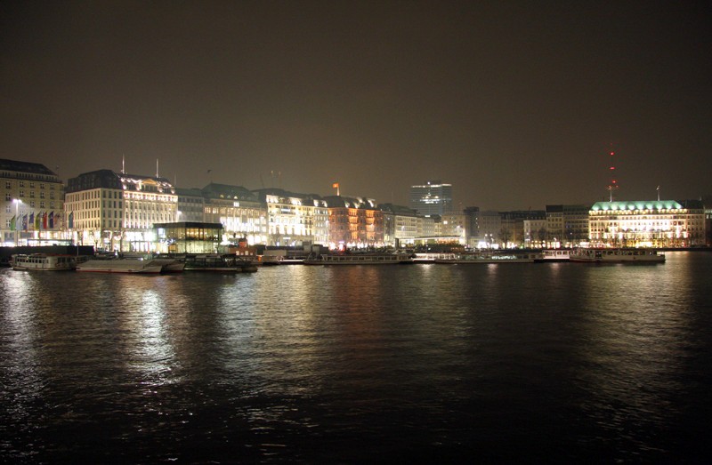 Blick Ã¼ber die Binnenalster auf den Jungfernstieg
