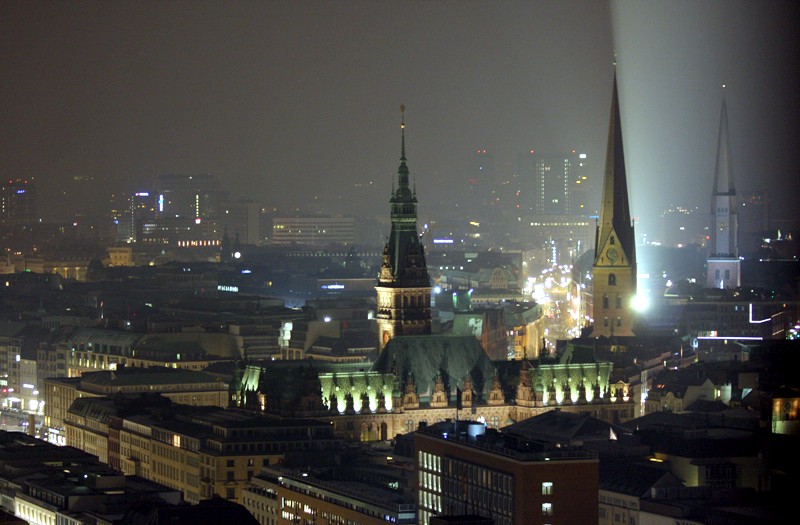 Blick vom Michel auf das Rathaus
