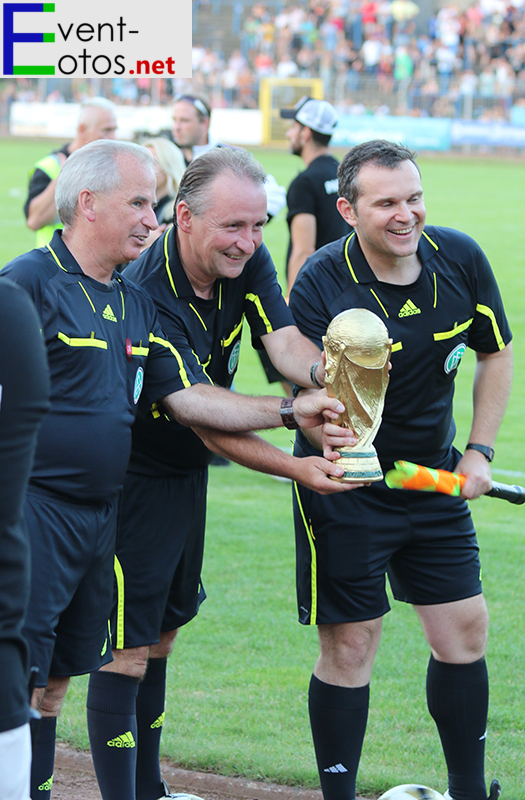 Die Schiris mit WM-Pokal
