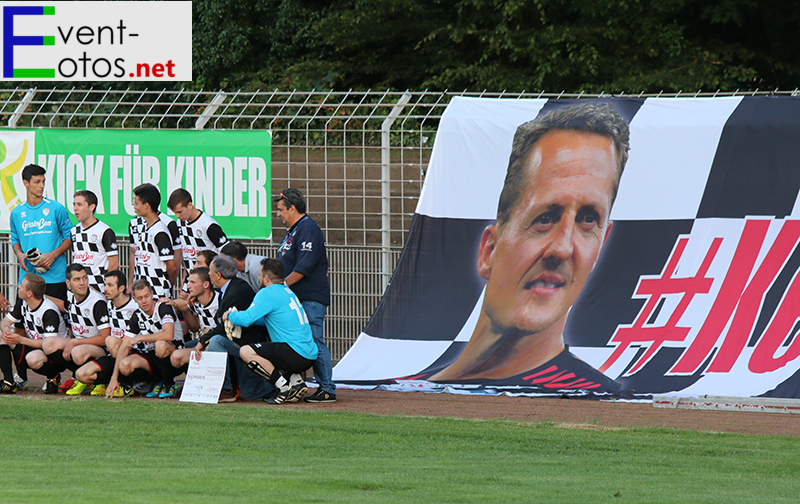 Tolle Geste am Rand des Spiels - alles Gute Schumi
