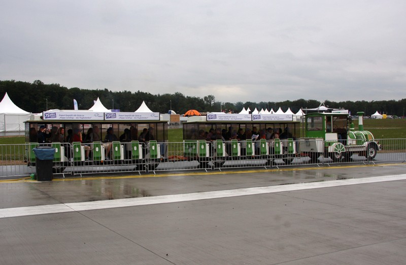 Eine kleine Bahn zuckelte Ã¼ber das GelÃ¤nde
