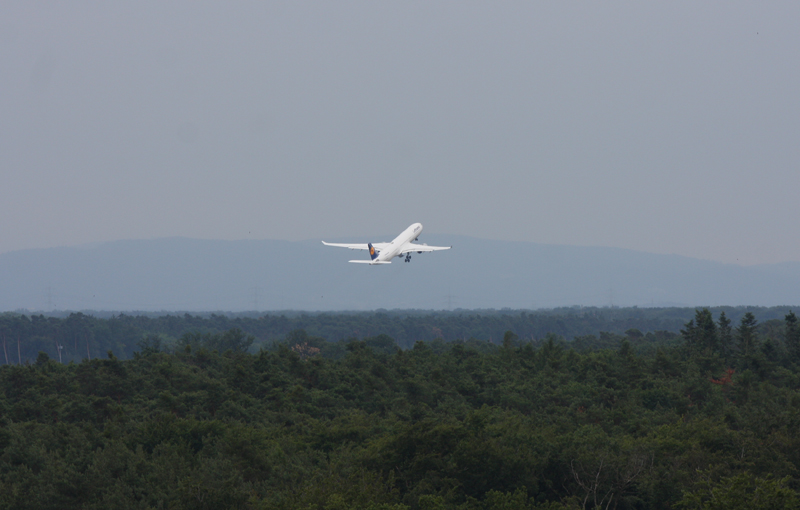 Start eines Flugs von der bekannten "Startbahn West" 
