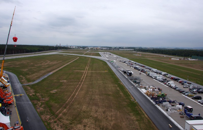 Blick von oben auf die neue Landebahn in Richtung Kelsterbach
