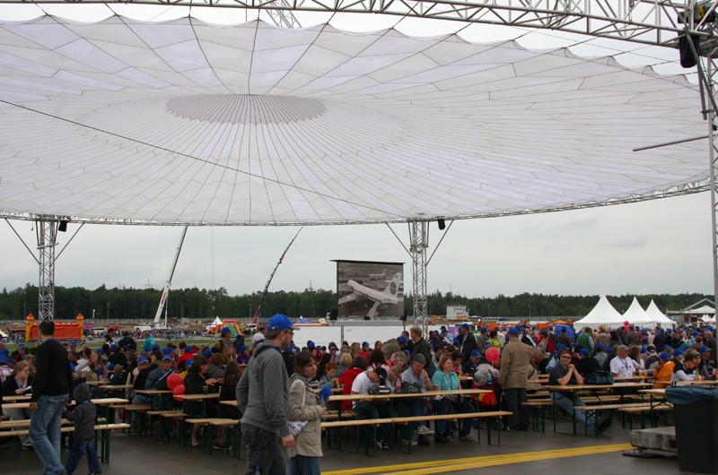 Ein Platz zum verweilen - mit der Geschichte des Flughafens auf Leinwand
