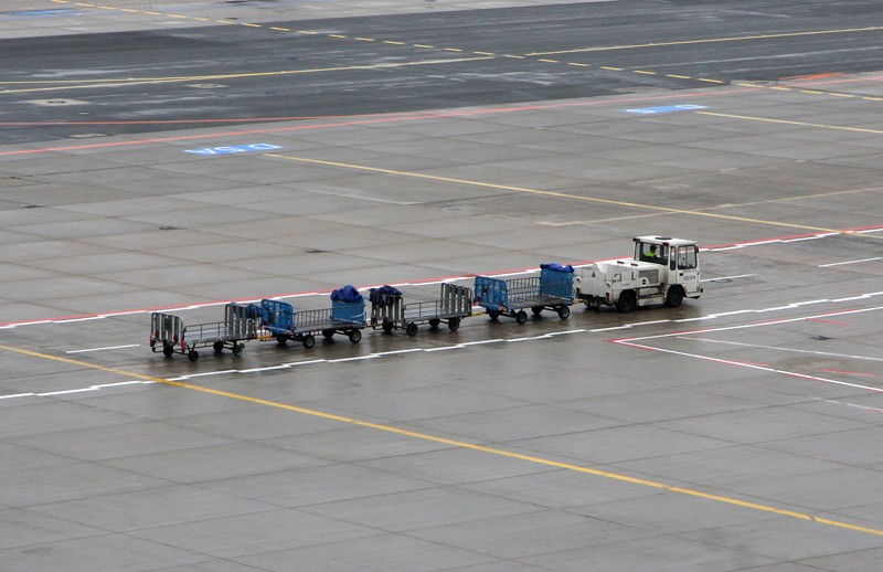 GepÃ¤ckwagen auf dem Rollfeld
