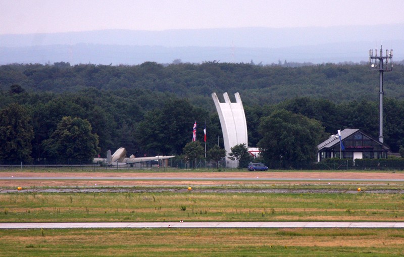 Rosinenbomber und ein Teil der LuftbrÃ¼cke an der A5 bei Zeppelinheim (der andere Teil steht in Berlin)
