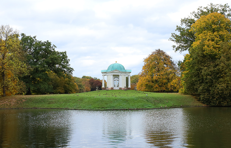 Blick auf den Tempel auf der Schwaneninsel
